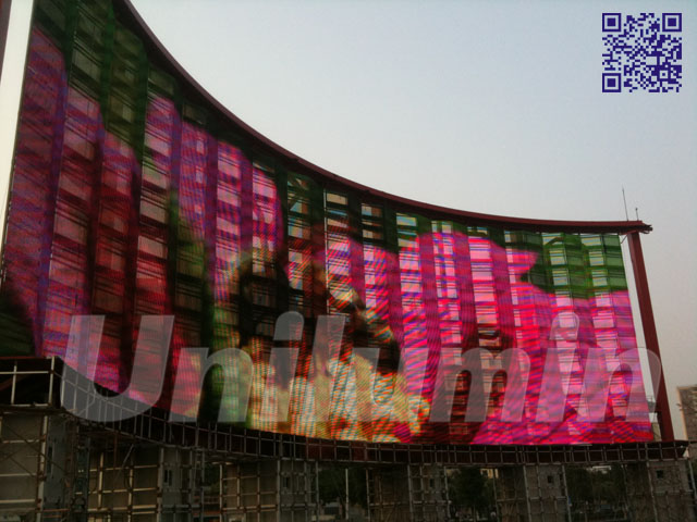 来利国际旗舰厅科技大型LED格栅屏矗立岐江江畔