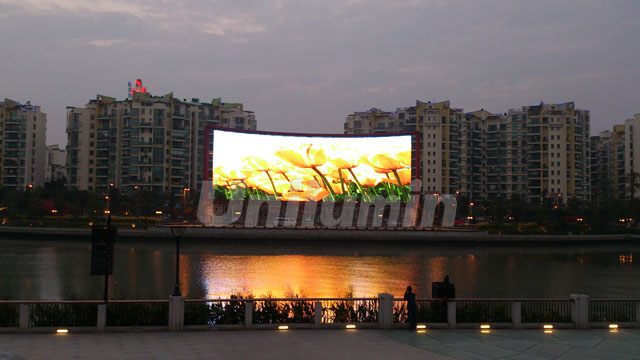 来利国际旗舰厅科技大型LED格栅屏矗立岐江江畔