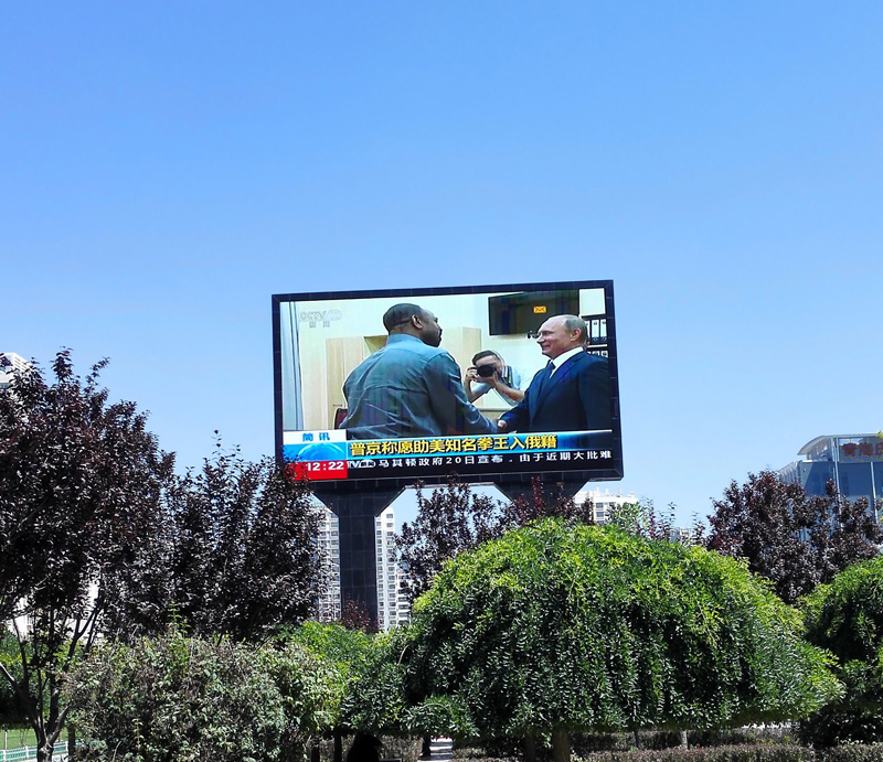 来利国际旗舰厅300平户外双面LED屏屹立西宁东川工业园区管委会广场